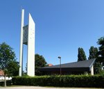 Straburg, die moderne Pfarrkirche St.Matthus im Ostteil der Stadt, eingeweiht 1966, Aug.2016