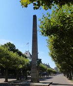 Straburg, der Sandsteinobelisk mit dem Denkmal von Marschall Leclerc, aufgestellt 1951 vor dem Opernhaus, auf dem 275m langen ehemaligen Rossmarkt, heute Place Broglie, Aug.2016