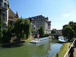 Straburg, die Ill mit Ausflugsboot am Kaiserviertel, Aug.2016