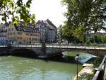 Straburg, die Wilhelmsbrcke berquert die Ill und verbindet den Stadtteil Krutenau mit der Altstadt, Aug.2016