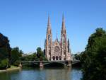 Straburg, die evangelische Kirche St.Paul, als Garnisionskirche 1892-97 im neugotischen Stil erbaut, mit den zwei markanten 76m hohen Glockentrmen, davor die 1892 erbaute Brcke Pont d'Auvergne ber