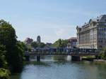 Straburg, Blick zur Kaiserbrcke (Pont Royal) ber die Ill, auf der Brcke befindet sich eine Straenbahnhaltestelle, Aug.2016