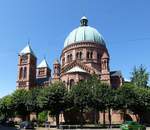 Straburg, die katholische St.Peter-Kirche im neuromanischen Stil, erbaut von 1889-93, besitzt den grten Kuppelbau im Elsa mir 18,5m Innendurchmesser, Aug.2016