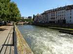 Straburg, Blick von der Schlachthausbrcke entlang der Ill, dieser kanalisierte Nordarm der Ill wurde 1831-40 erbaut, Juli 2016