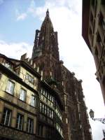 Blick auf den Münsterturm in Strasbourg mit Seitenfassade der Maison Kammerzell.
