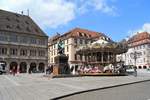 Straburg, Place Gutenberg mit schnem Karussell und Gutenberg-Denkmal - 09.05.2017