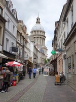 Boulogne-sur-Mer, Rue de Lille mit Kuppel der Kathedrale Notre Dame (14.05.2016)