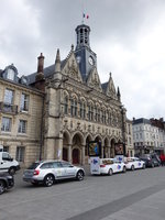 Saint-Quentin, Rathaus mit Fassade von 1509 im Flamboyantstil, Kampanile mit Glockenspiel aus dem 18.