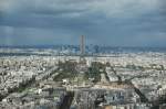 Blick vom Tour Montparnasse auf den Eiffelturm und das dahinter liegende `China-Town´ La Defense im Oktober 08.