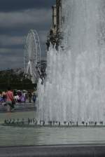 Die Wasserfontnen beim Eingang zum Louvre und das Riesenrad im Jardin du Caroussel