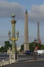 Die 3  Himmelsfinger  - Eiffelturm, Obelisk auf der Place de la Concorde und eine Laterne im klassischen Stil