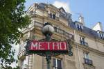 Metroeingang - das klassische rote Metroschild in Paris
