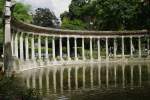Im  Rosengarten  des Parc Monceau spiegeln sich die Kolonnaden im Wasser des kleinen Weihers.
