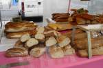 Ein Angebot verschiedener Brotsorten auf einem Markt am Samstagmorgen, dem 18.07.2009