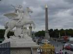 Blick von oberhalb des Eingangs zum Jardin des Tuileries auf den Obelisken auf der Place de la Concorde und den Anfang der Champs-lysees am 19.07.2009