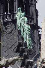 3 Apostel steigen auf dem Dach von Notre Dame herab (16.07.2009)
