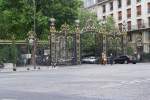 Zur Rue de Courcelles hin befindet sich einer der fnf Eingnge zum Parc Monceau.