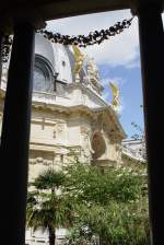Die Kuppel ber dem Eingangsbereich zum Petit Palais ist geschmckt mit vergoldeten Engeln und dem Wappen der Stadt Paris.