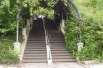 Treppen gibt es in Paris nicht nur auf den Montmartrehgel, sondern auch hier, ein richtig schner Laubengang, im Parc de Belleville (17.07.2009)