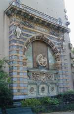 Bei der Sdfassade der Kirche von Saint-Germain-des-Prs erinnert eine Wand an die in Svres ansssige Porzellanmanufaktur, in der neben der Manufaktur in Meissen, im 18.