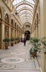 Neben anderen Galerien in Paris, beeindruckt besonders die Galerie Vivienne, die von de Place de la Bourse abgeht und im Jahr 1826 eingeweiht wurde.