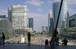 Blick von den Treppen der Grande Arche in Richtung Osten, wo man gerade der Arc de Triomphe gewahr werden kann.