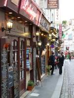 Frankreich, Paris 5e, rue Mouffetard, mit seinen Restaurants, seinen kleinen Geschäften, Metzgereien, Bäckereien, Obst- und Gemüseständen, 03.11.2010    