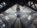 Paris, Blick in den Aufzug von Ebene 2 zur Ebene 1 im Eifelturm (30.03.2018)