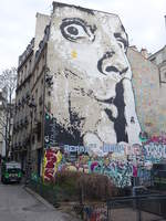 Paris, Huserwand mit Graffiti in der Rue du Cloitre Saint-Merri (31.03.2018)