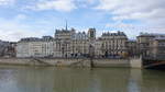 Paris, Ausblick auf den Quai aux Fleurs mit den Trmen der Notre Dame Kirche (31.03.2018)