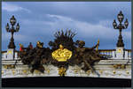 Die Pont Alexandre III, eine 1897 errichtete neobarocke Brcke ber die Seine, ist mit zahlreichen eindrucksvollen Figuren geschmckt.