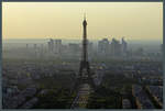 Blick vom Tour Montparnasse auf das Wahrzeichen von Paris -  den Eiffel-Turm.