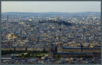 Abendlicher Blick vom Tour Montparnasse: Im Vordergrund ist der Louvre zu sehen.