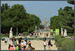 Blick durch den Jardin des Tuileries am Louvre entlang der historischen Sichtachse ber den Obelisk auf dem Place de la Concorde und die Champs-lyses auf den Arc de Triomphe.