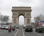 Mitten im Pariser Verkehrsgetse steht auf dem Place Charles de Gaulle der Arc de Triomphe.