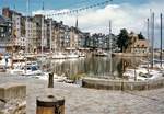 Der alte Hafen (le Vieux Bassin) von Honfleur, im Dpartement Calvados in der Normandie - Scan eines Foto vom 21.