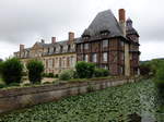 Schloss von Grandchamp-le-Chateau, erbaut im Stil Ludwigs XIV im Haupttrakt und dem Fachwerkbau der Gegend, der Eckpavillon ist einer der hchsten Stnderwerkbauten der Normandie