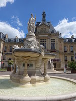 Evreux, Brunnen vor dem Rathaus am Place Sepmanville (15.07.2016)