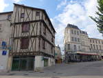 Niort, Fachwerkhaus am Place du Donjon in der Altstadt (14.07.2017)