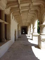 Dampierre-sur-Boutonne, der Arkadengang des Obergeschosses des Schloss hat eine auergewhnlich reich reliefierte Kassettendecke mit einer Vielzahl von allegorischen Figuren, Sprchen,