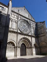 Cognac, Kirche Saint-Lger, dreigeschossige romanische Fassade mit Archivoltenportal, erbaut im 13.