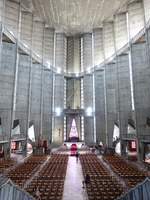 Royan, Innenraum aus Stahlbeton der neuen Kirche Notre-Dame (24.07.2018)