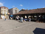 Monpazier, am Place de Arcades befindet sich ein Brunnen und die aus Kastanienstmmen gezimmerte Markthalle aus dem 16.