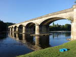 Siorac-en-Prigord, die elfbogige Straenbrcke ber die Dordogne wurde im Jahr 1857 eingeweiht und nach Hochwasserschden im Jahr 1885 erneuert (22.07.2018)