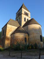 Saint-Lon-sur-Vzre, steinplattengedeckte Pfarrkirche Saint-Leon, kreuzfrmiger Kirchenraum mit einem von einer Halbkuppel berwlbten Chor, erbaut im 10.