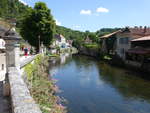 Brantome, historische Huser entlang des Fluss Dronne (23.07.2018)