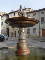 Saint-Lizier, Brunnen am Place de Eglise vor der Kathedrale (01.10.2017)