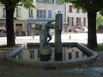 Villefranche-de-Rouergue, Brunnen am Place Bernard Lhez (30.07.2018)