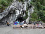 Lourdes, die Grotte von Massabielle, das Ziel der Lourdes-Pilger, mit der nach Bernadettes Angaben geschaffenen Marienstatue von Joseph-Hugues Fabisch (01.10.2017)