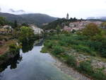 Aussicht auf den Ort Olargues mit der mittelalterlichen Pont du Diable aus dem 12.